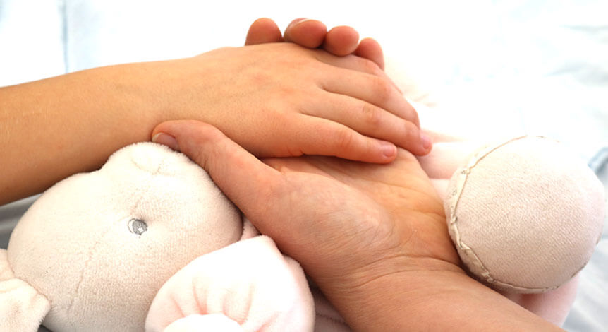 La main d'un enfant en domaine hospitalier