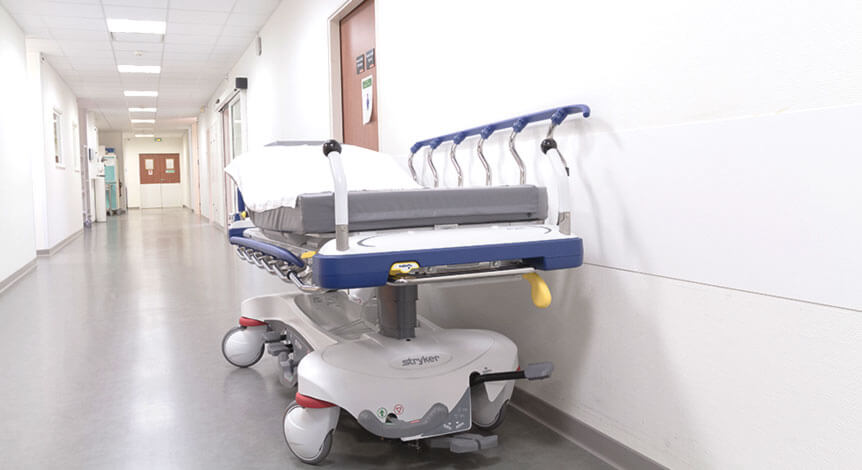 Brancard dans le couloir d'un centre hospitalier