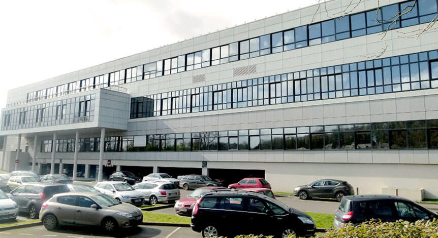 Façade, côté parking de la Polyclinique de Dinan